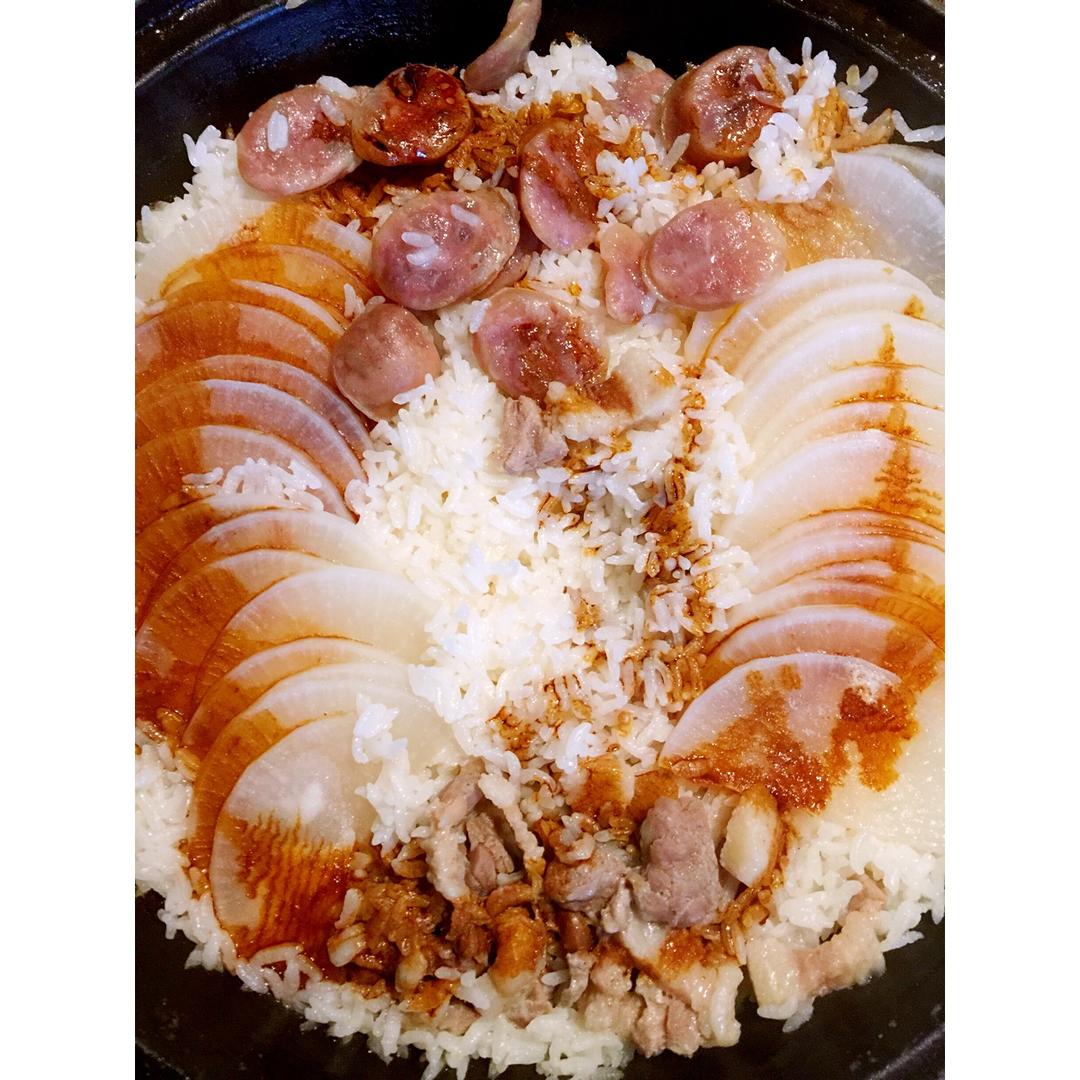 白萝卜香肠五花腩煲仔饭