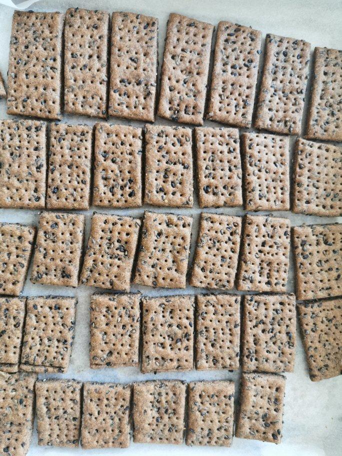 全麦苏打饼干(芝麻咸味饼干，无糖少油，简单健康，健身好搭档)