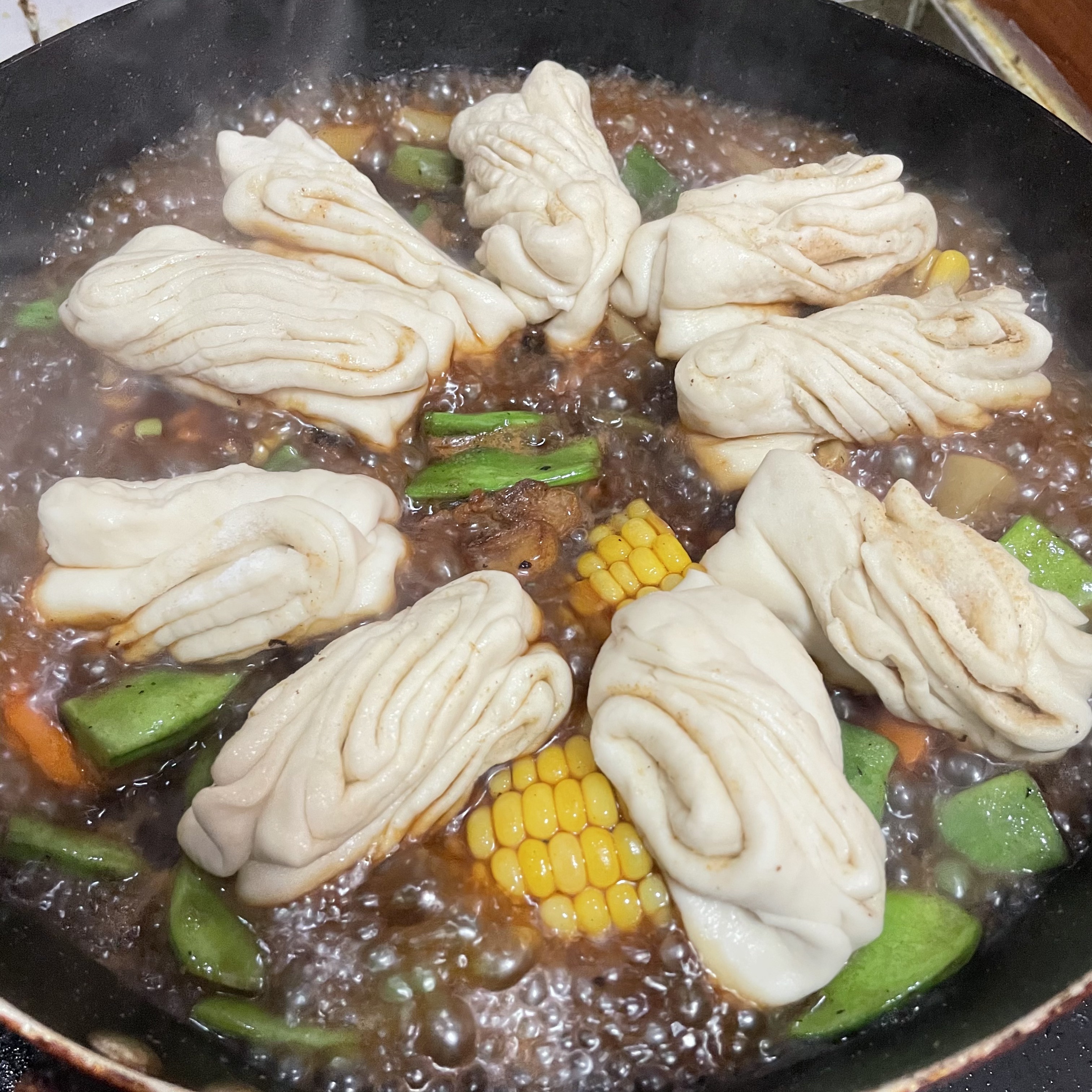 一锅出-豆角土豆玉米五花肉卷子的做法