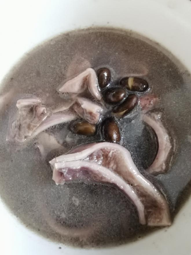 养胃茶油猪肚黑豆汤的做法