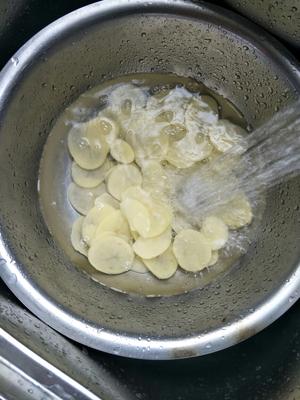 半小时土豆速变薯片的做法 步骤2