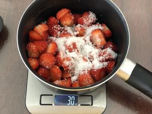 【偶尔放肆】草莓酱夹心蛋糕卷（小四卷）的做法 步骤1