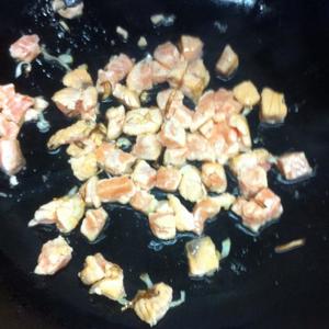 三文鱼粒炒甜豌豆 宝宝食谱的做法 步骤5