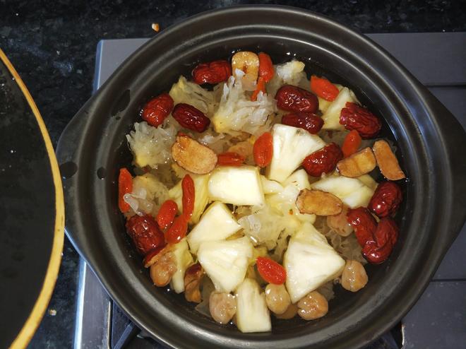 红枣枸杞桂圆银耳凤梨汤的做法