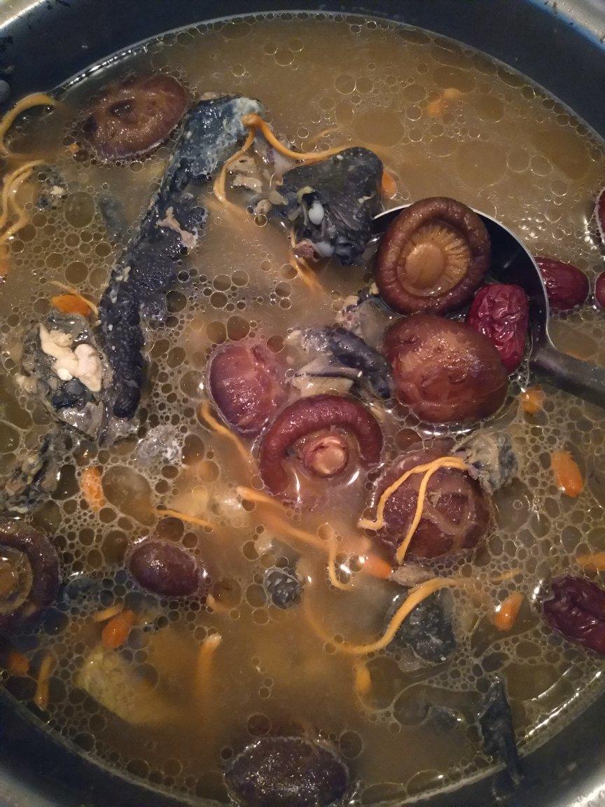 枸杞红枣乌鸡汤