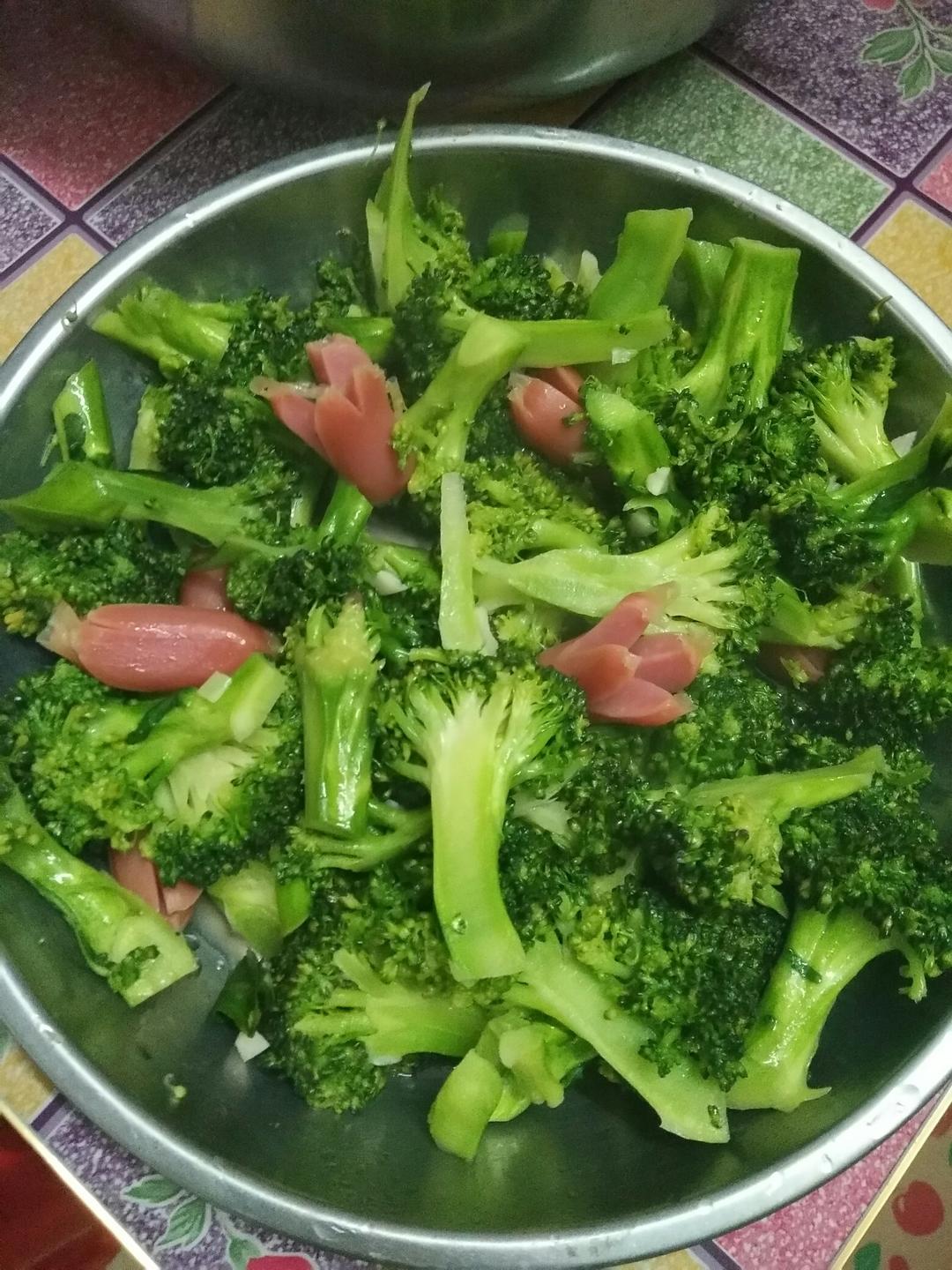 蒜香西兰花炒脆皮肠