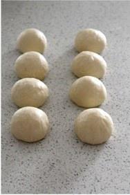 玫瑰豆沙面包卷的做法 步骤5