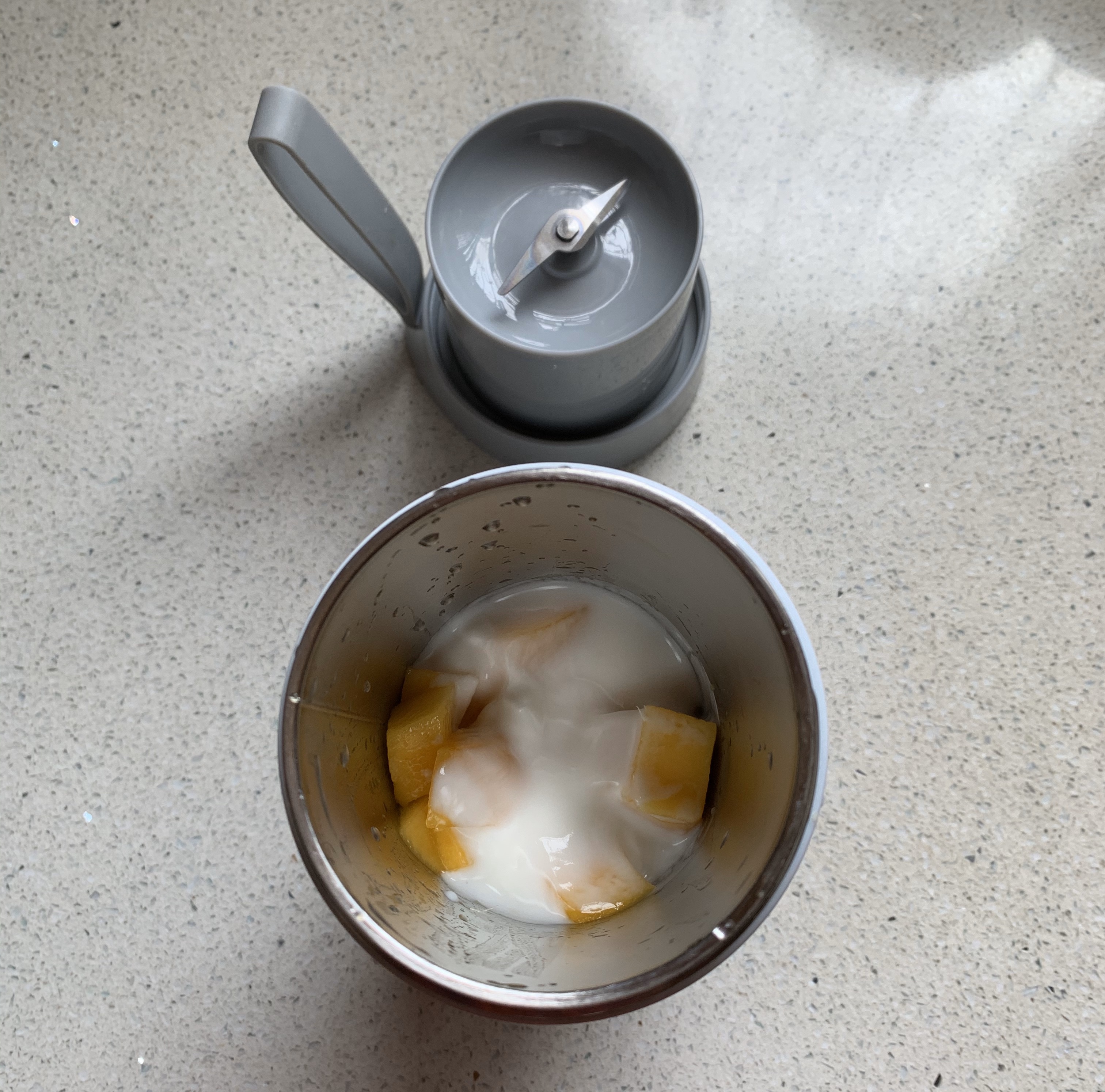 免翻拌～无需蛋黄的芒果酸奶冰激凌的做法 步骤2