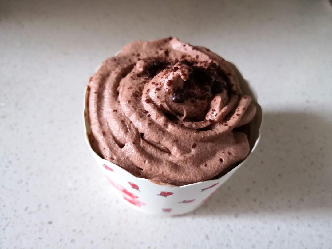 巧克力浓郁！好吃到流泪，巧克力脆珠纸杯蛋糕