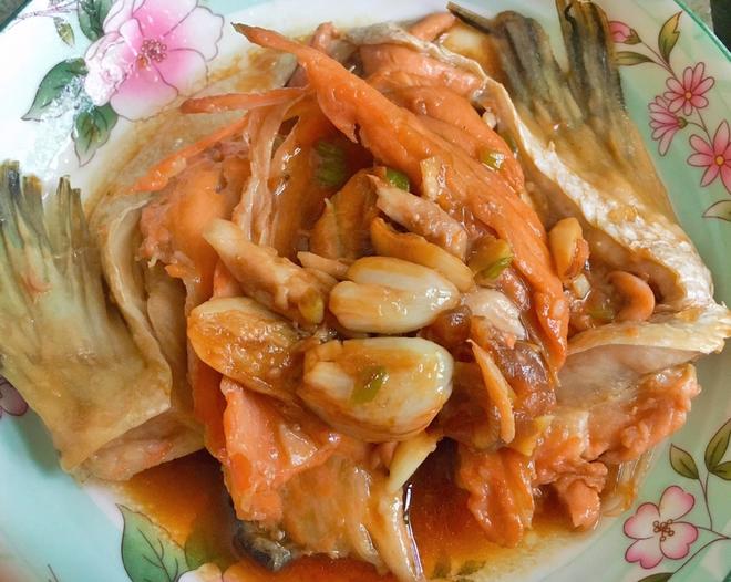 砂锅焖三文鱼腩的做法