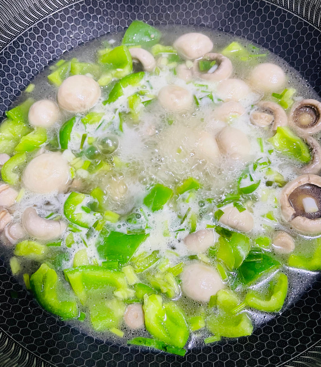 鲜掉眉毛口蘑汤