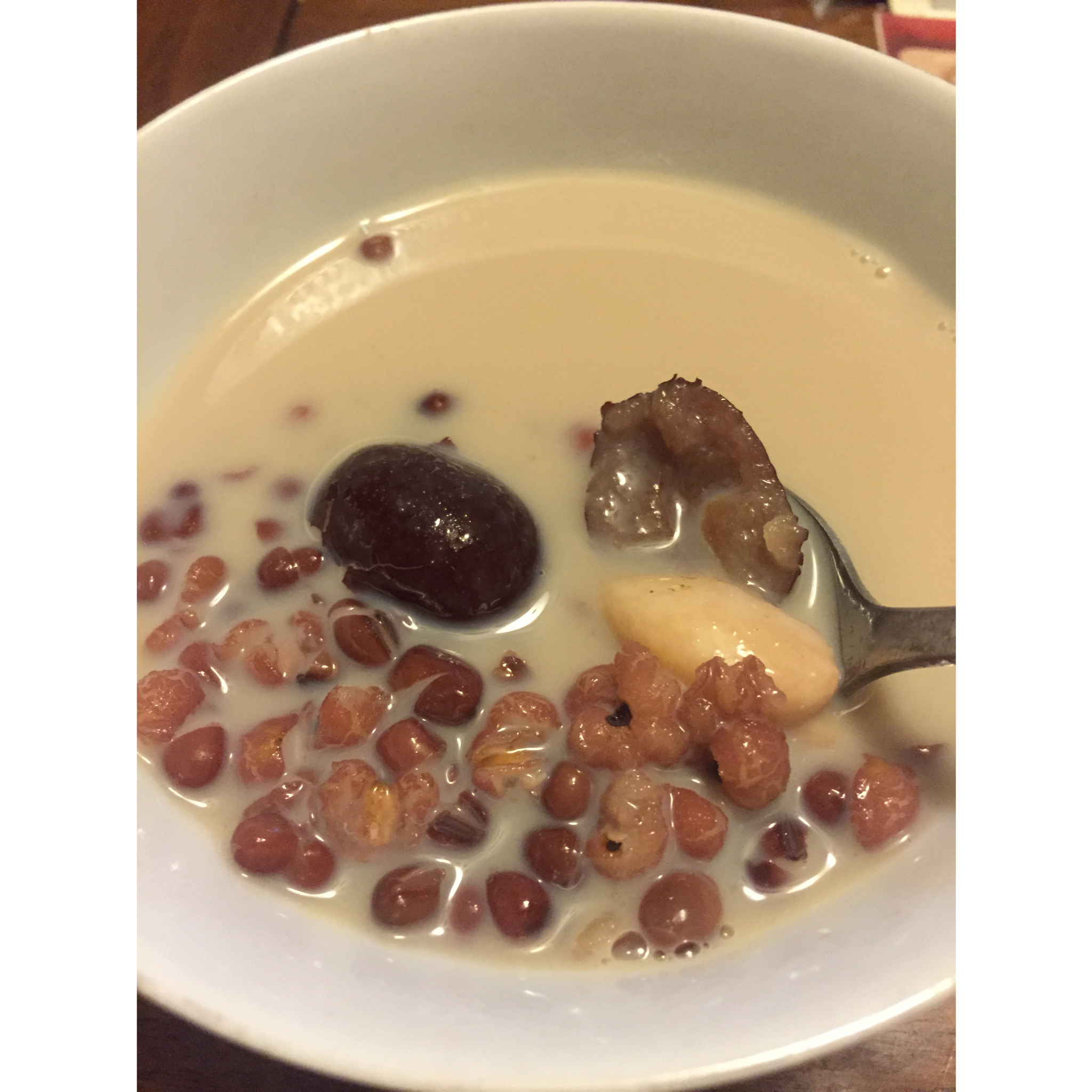 红枣红豆薏仁牛奶粥