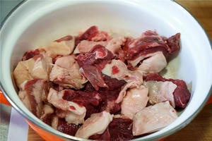 暖身又暖胃的羊肉萝卜粉丝汤的做法 步骤2
