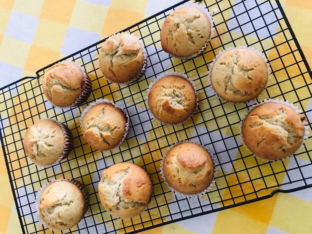 准备祖传的香蕉蓝莓玛芬蛋糕