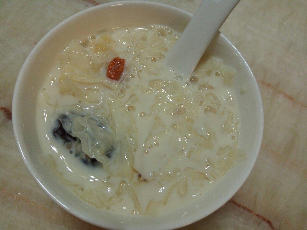 牛奶炖白木耳
