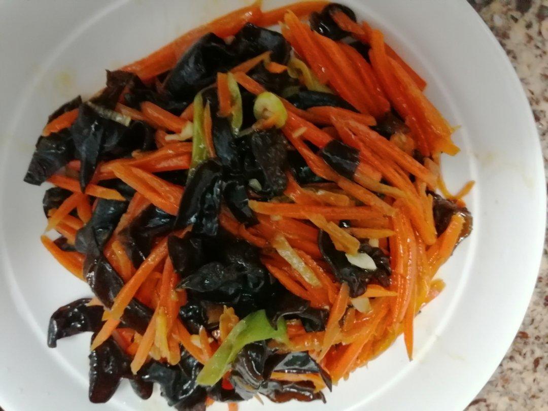 胡萝卜香菇炒木耳