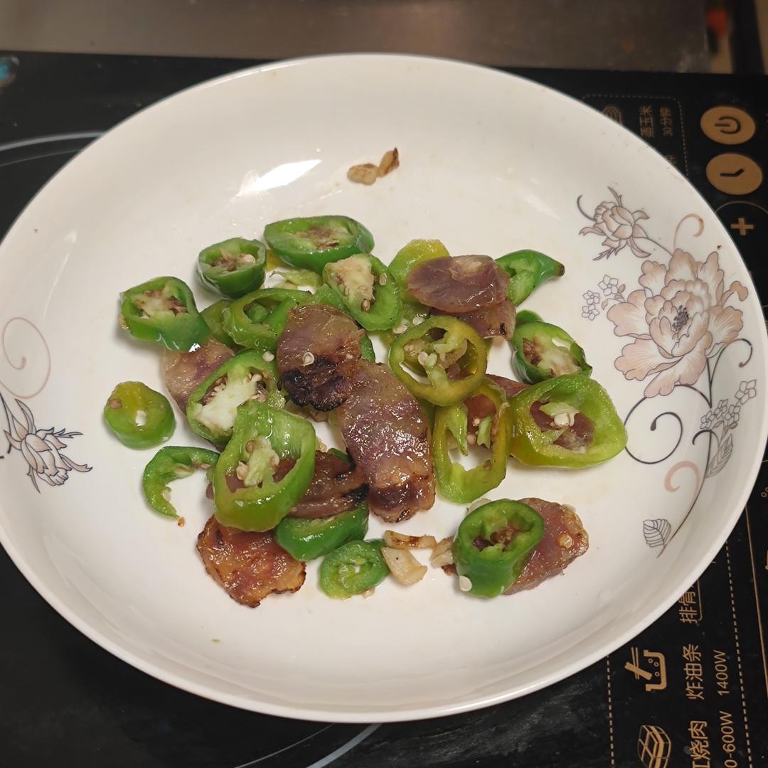 腊肠炒青椒