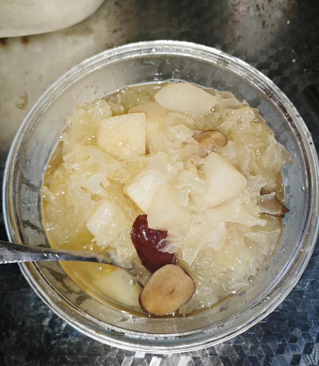 “银耳雪梨羹”女生美颜秘诀