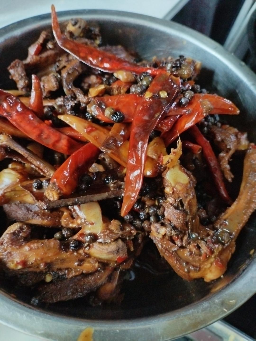 味道跟周黑鸭一样一样的，但更卫生更省钱的卤鸭架