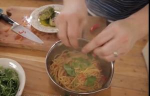 视频|炙烤吞拿鱼配番茄意面 Foodtube的做法 步骤7