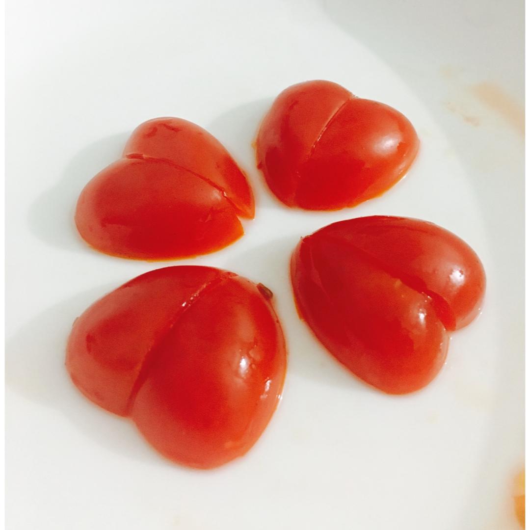 在10秒内把小西红柿切成心形