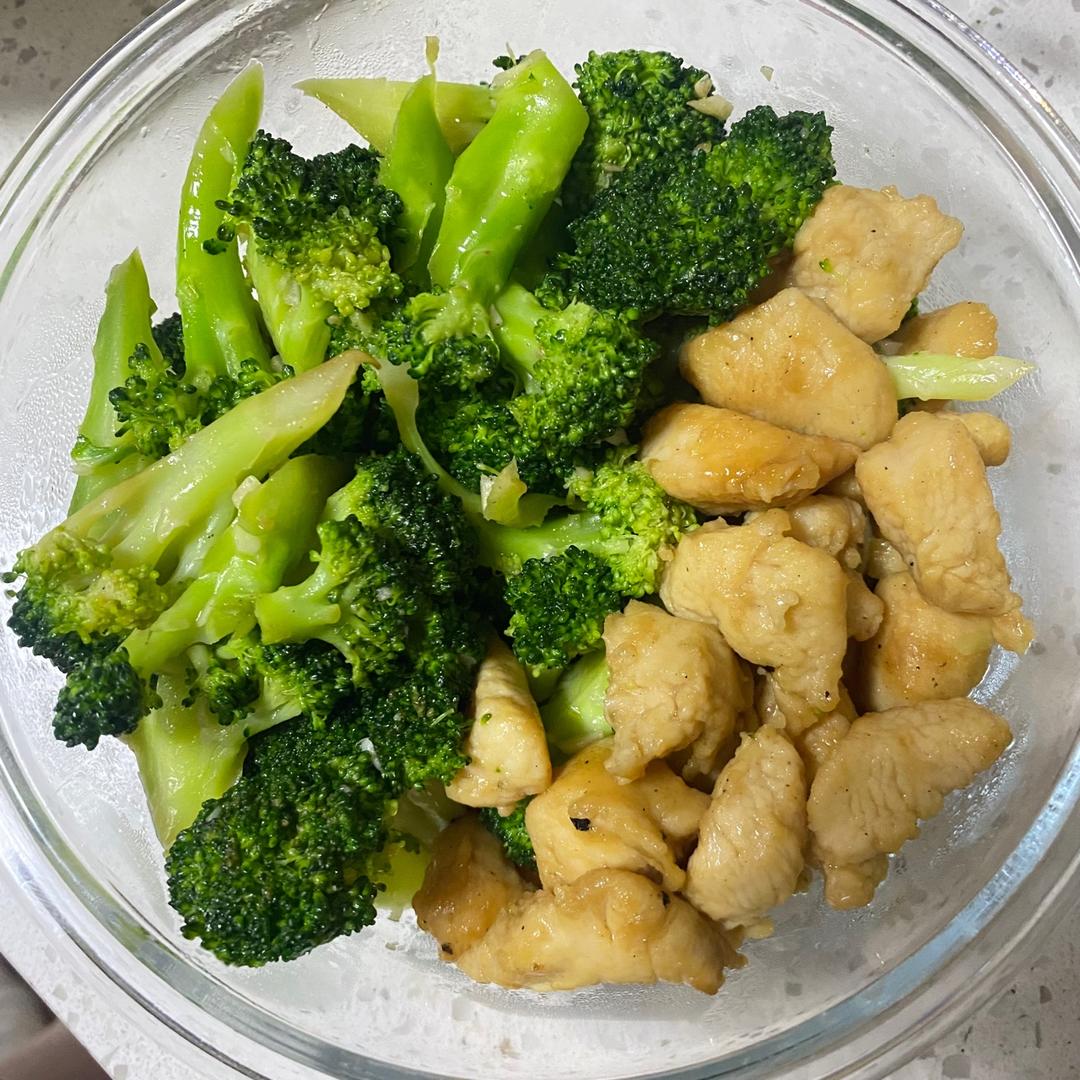 鸡胸肉炒西兰花