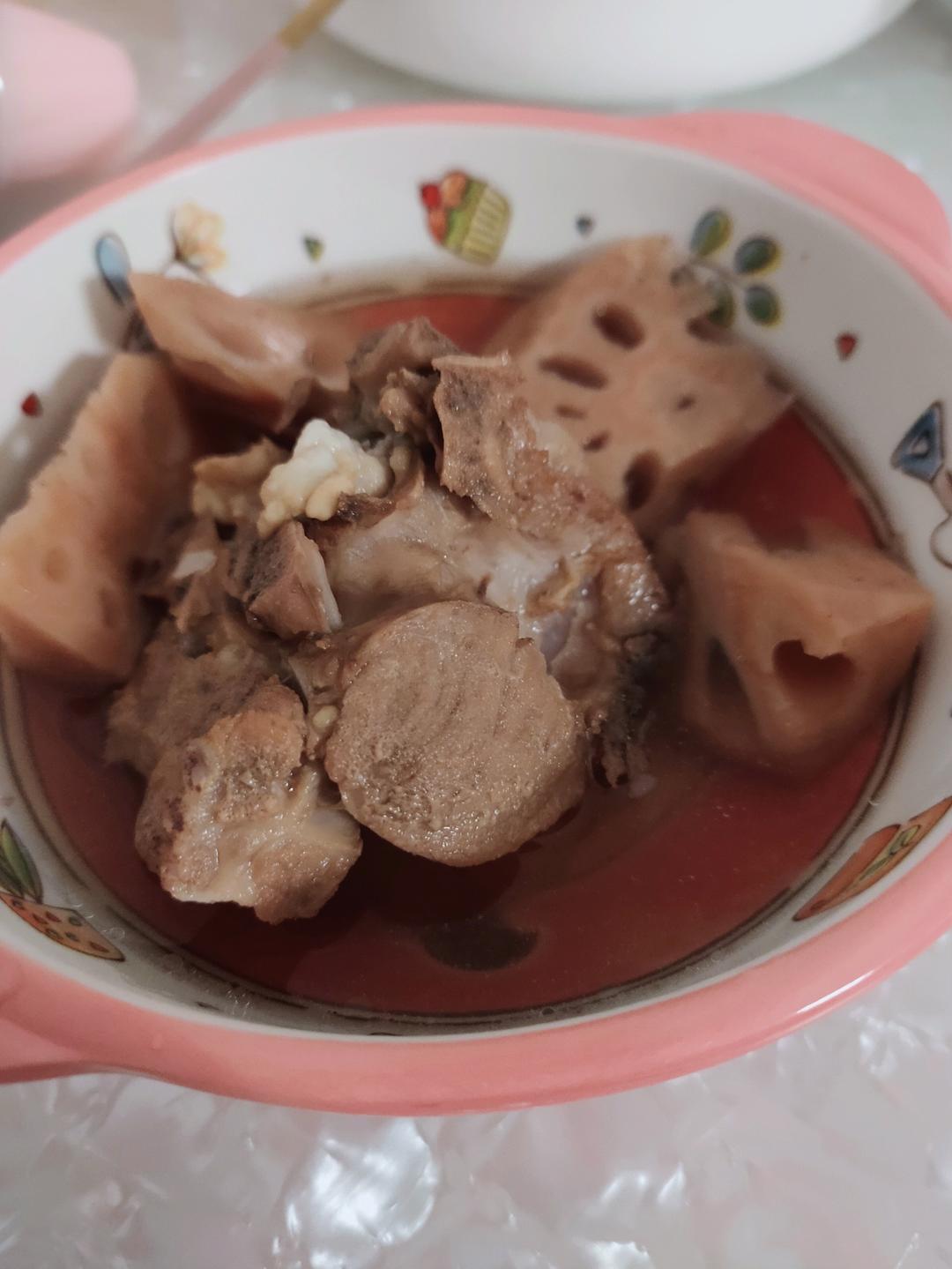秋冬滋补——莲藕花生排骨汤（内附超香蘸料做法！）