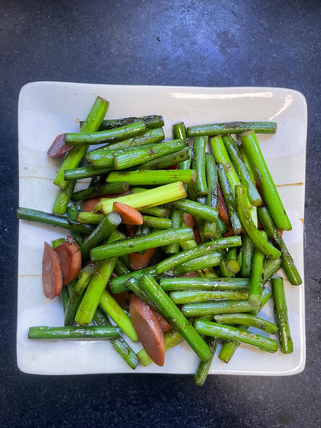 蒜苔炒香肠的做法