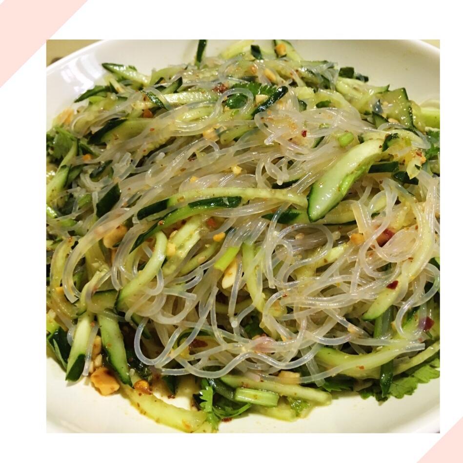 怕冷的小骆驼做的黄瓜拌粉丝
