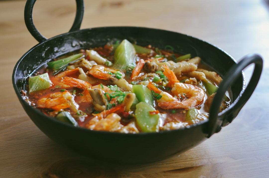 秘制香辣鸡爪虾煲
