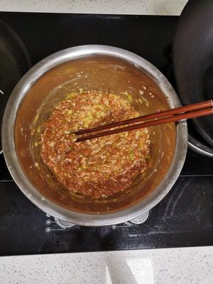 酸菜猪肉馅水饺的做法 步骤2