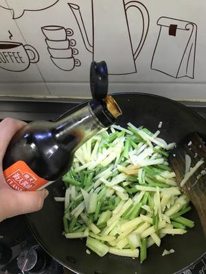 芹菜炒土豆条的做法 步骤7