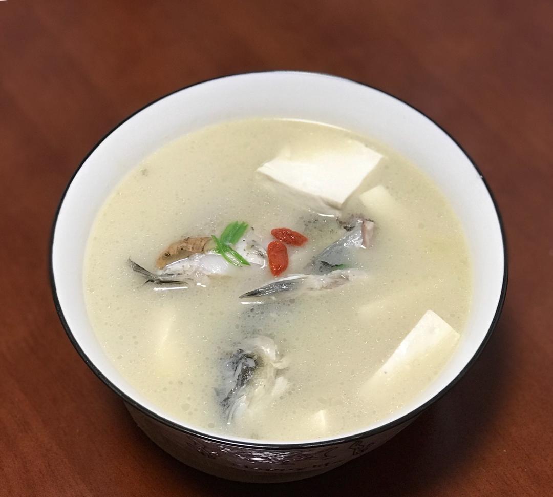 愛茶小女子做的豆腐鯽魚湯