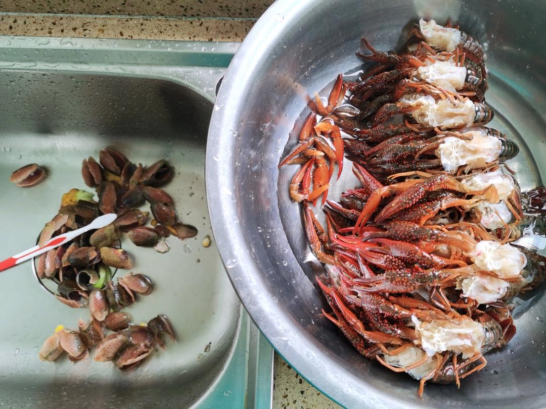 手指嘬不停的蒜香小龙虾