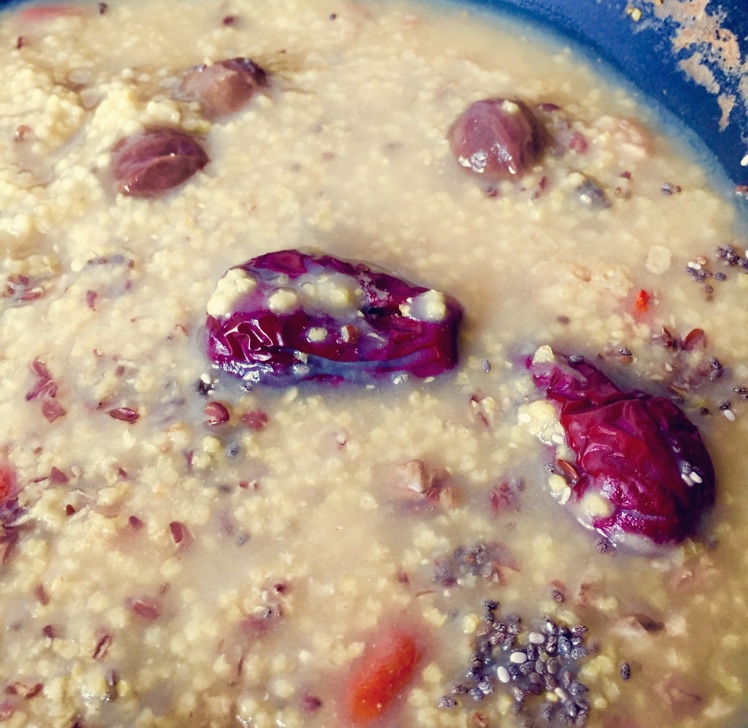 小米桂圆红枣枸杞粥