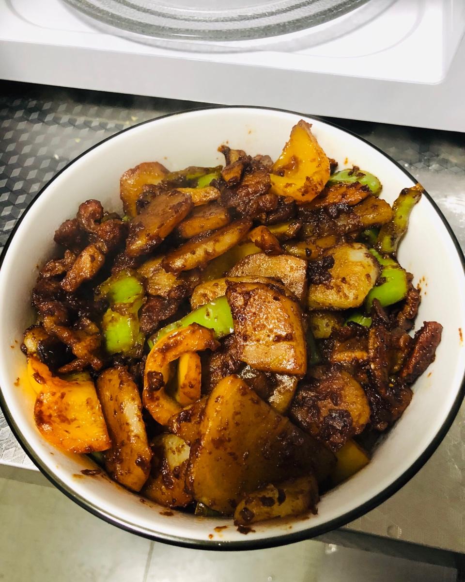 五花肉干煸土豆片