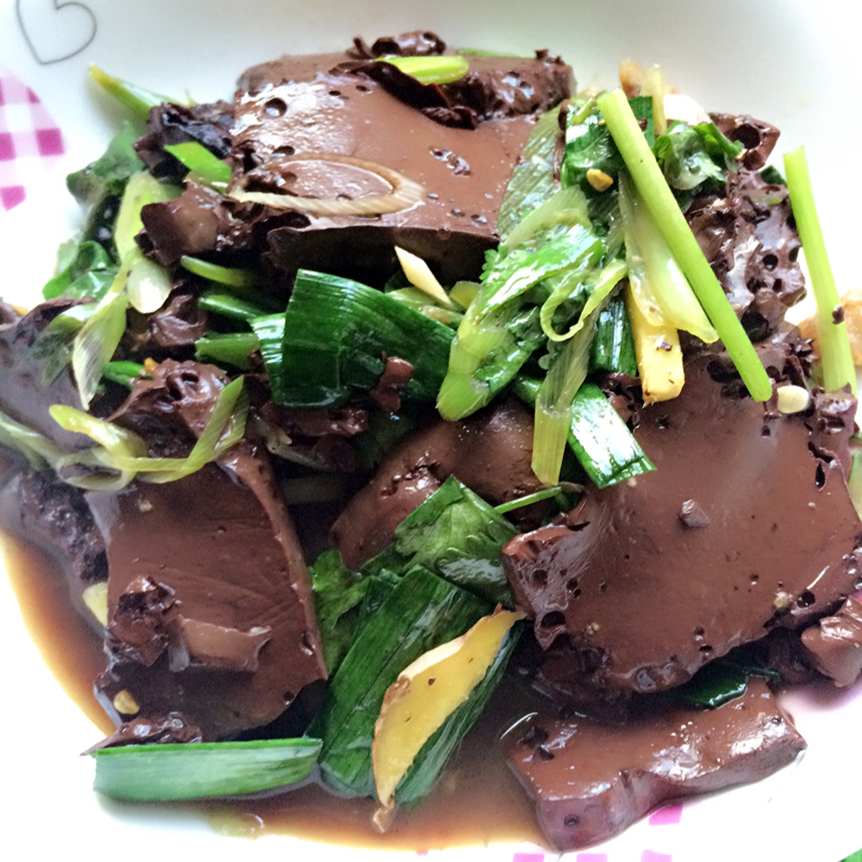 血豆腐怎么做好吃( 血豆腐怎么做好吃家常做法不辣 )