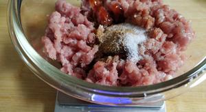 如何做出一碗美味的鲜肉玉米燕皮馄饨(附详细食材克数)的做法 步骤2