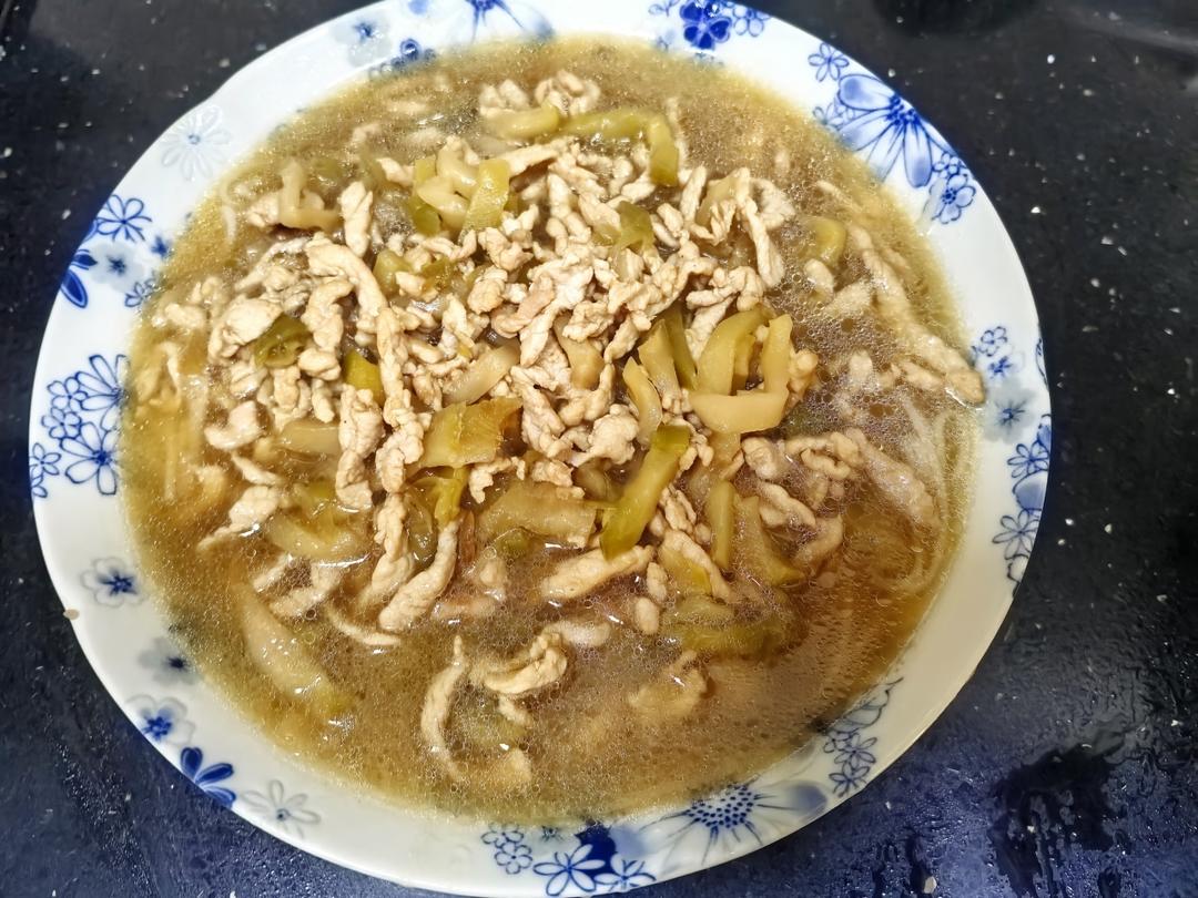 教你在家也可以做的榨菜肉丝面，香辣开胃，面条好吃到连汤都不剩