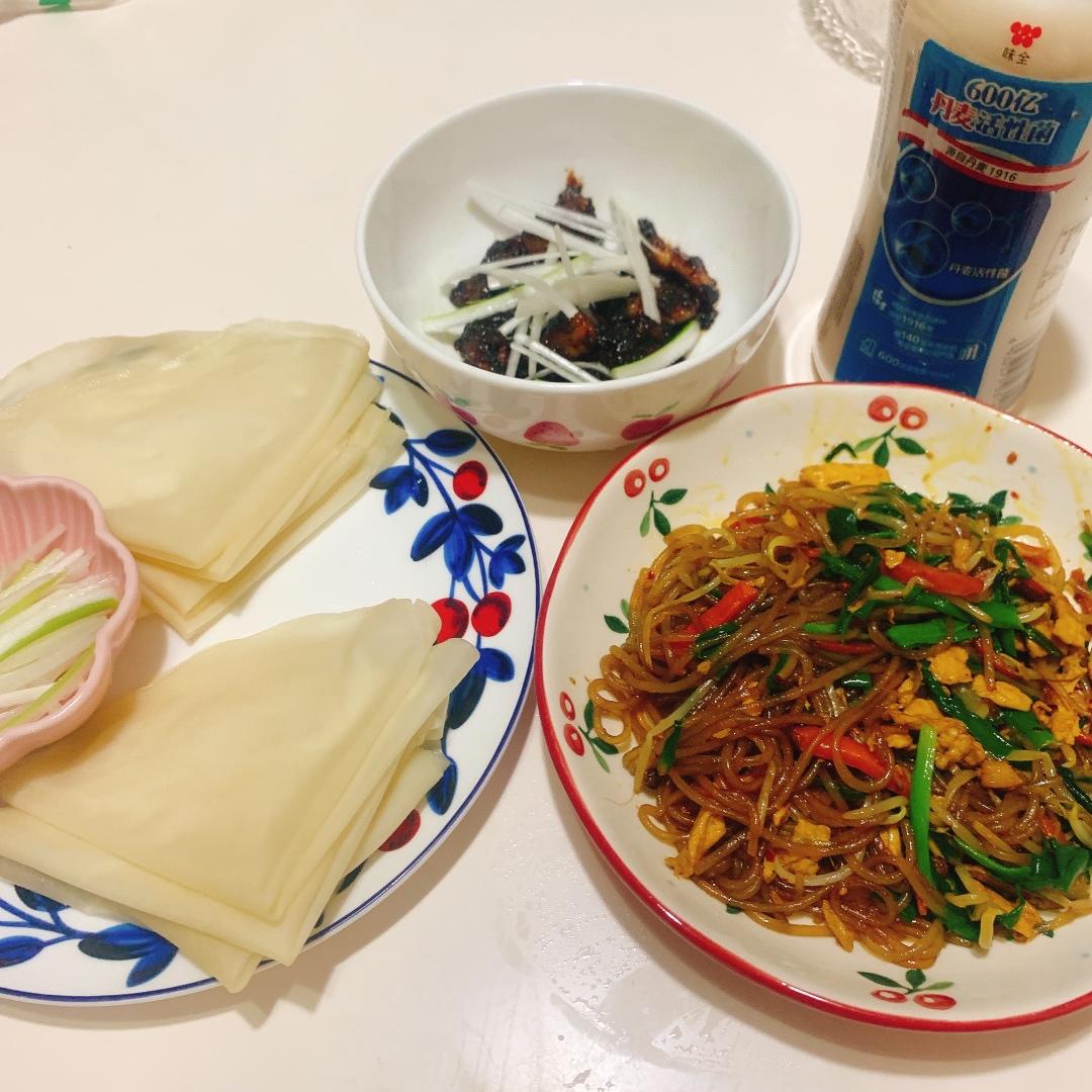 👩‍🍳春饼～薄如纸🌱             京酱牛肉🐂丝➕🈴️菜