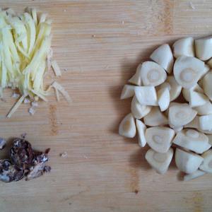 土豆蒜子黄焖鸡的做法 步骤3