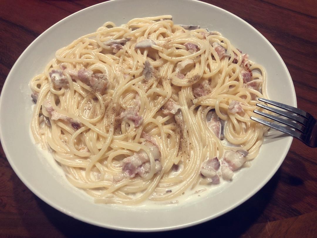 白蘑菇奶油培根意面