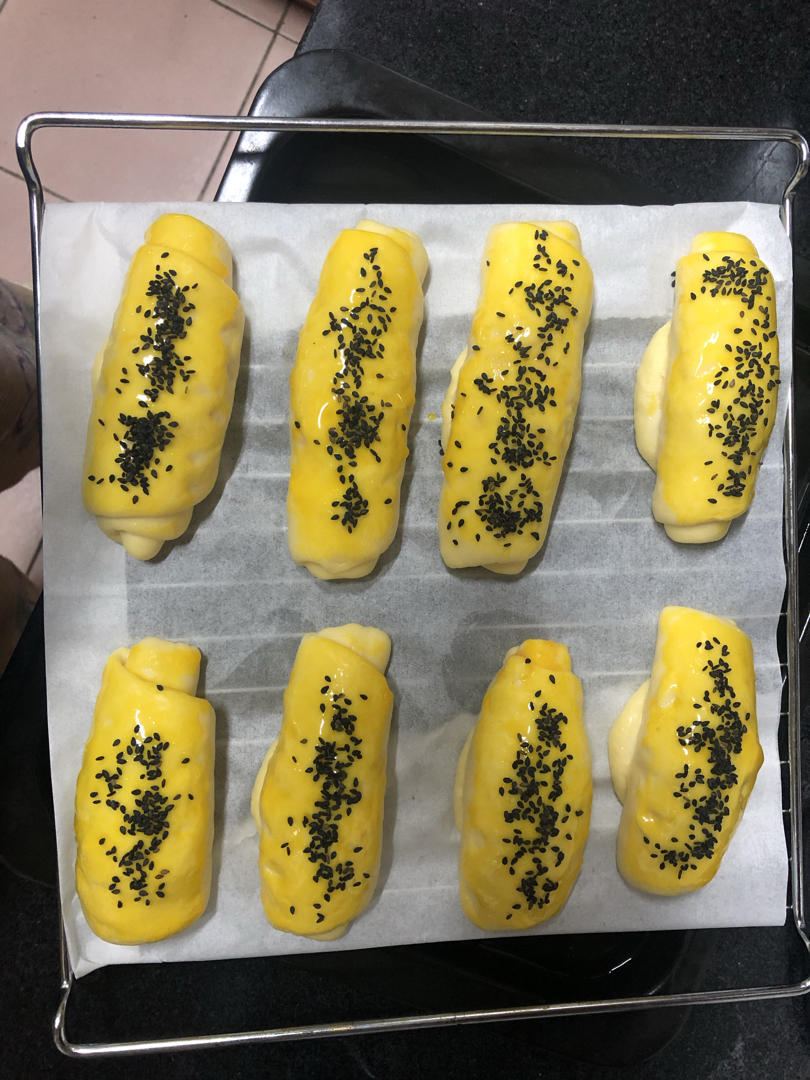 咸蛋黄肉松面包