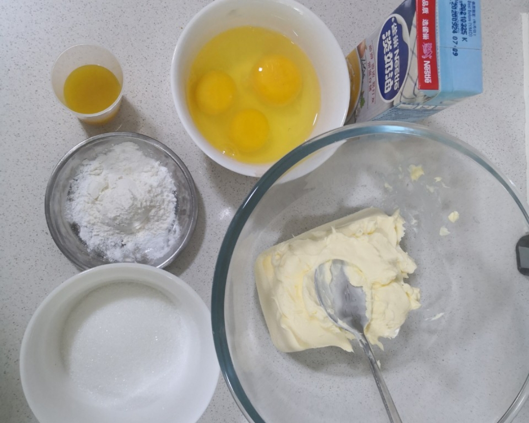 小白零失败的6寸或7寸柠檬巴斯克芝士蛋糕🍰（超简单！超美味！芝士控！）的做法 步骤1