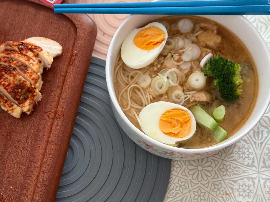 意面秒变日式拉面！轻松做札幌味增拉面（无需熬汤,现做现吃）