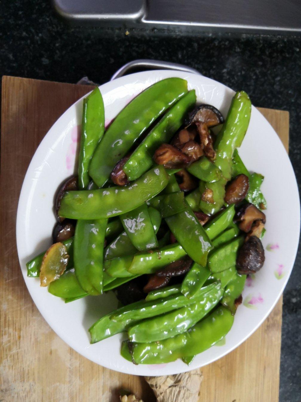 荷兰豆炒香菇