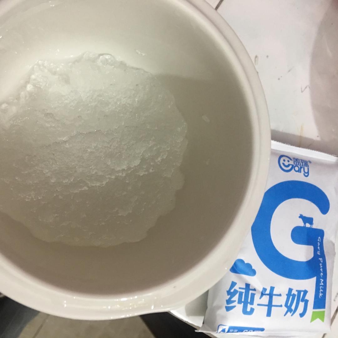 雪燕炖牛奶