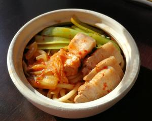 妈妈说好吃的韩式泡菜猪肉锅（加乌冬面，因为想吃面）的做法 步骤7