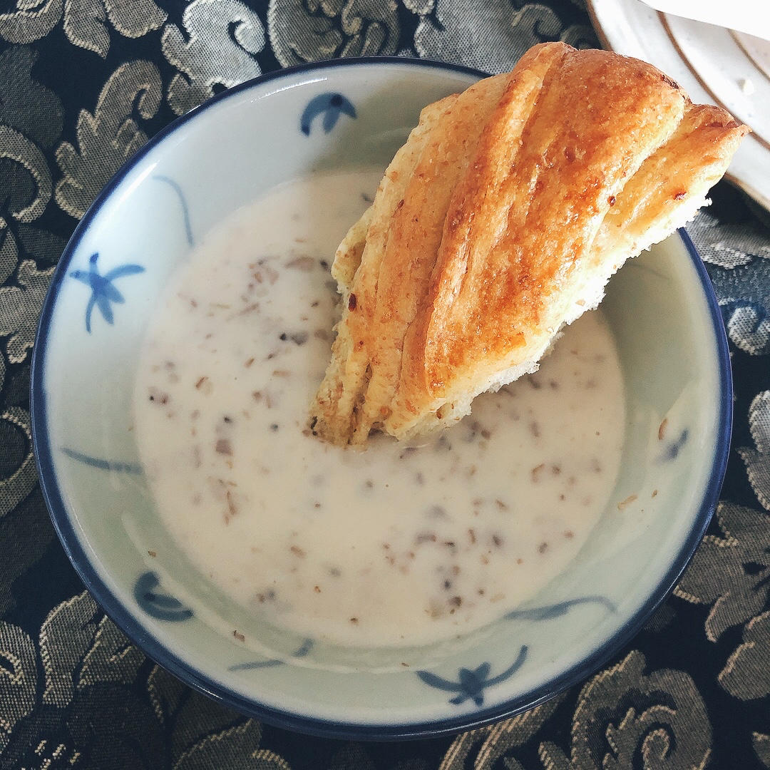 七月归鱼做的酥皮奶油蘑菇汤