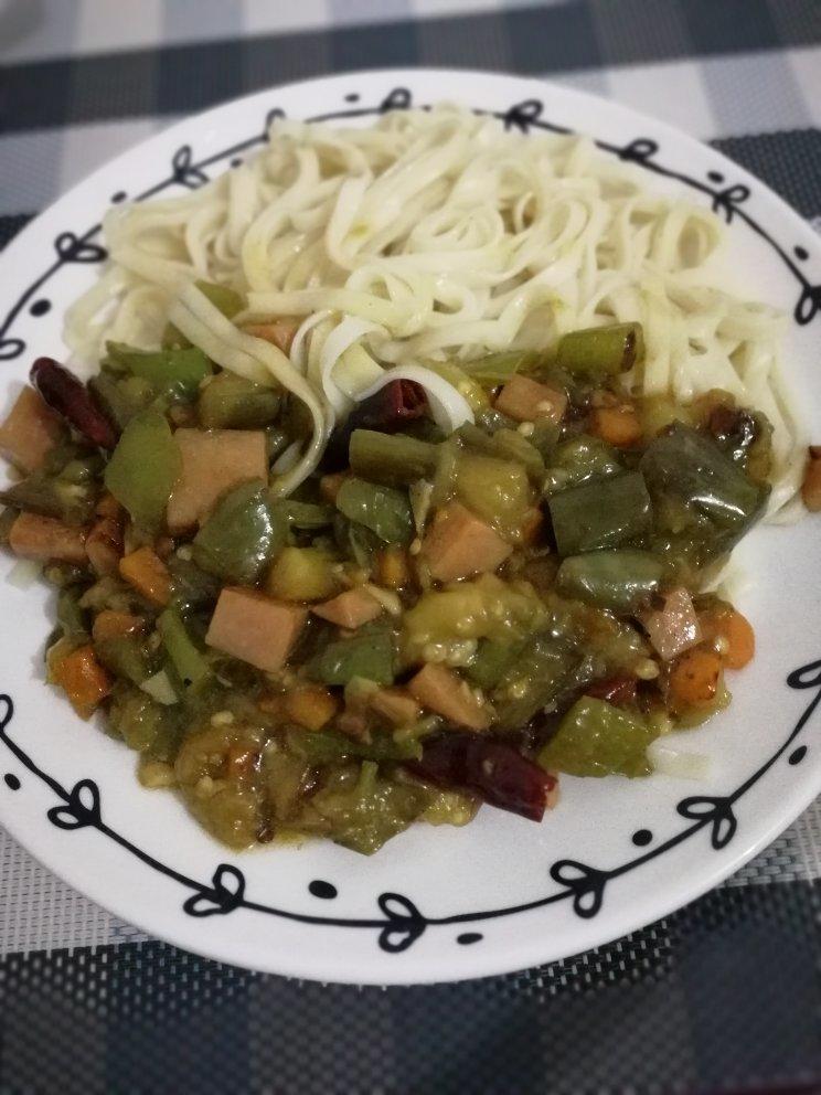 西红柿茄子肉丁打卤面